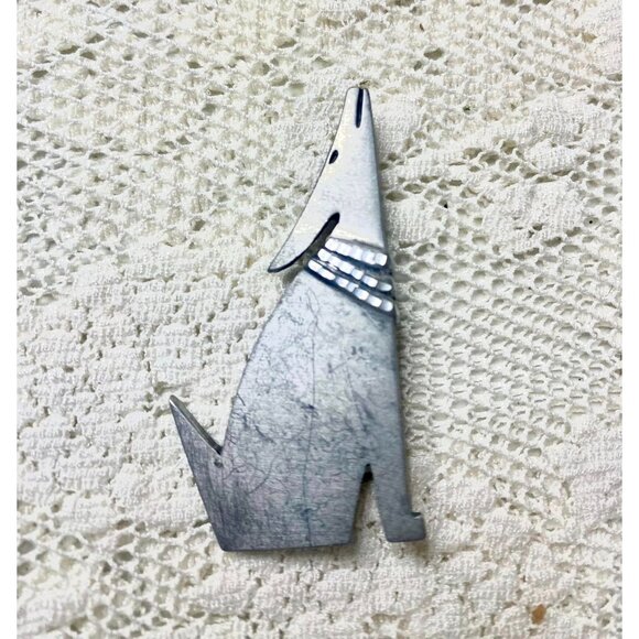 ECO Pewter Howling Coyote Brooch Pin - Retro Howling Hound Pin 2 Inches - Picture 1 of 4